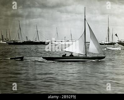 Histoire de l'Angleterre vers 1900 avec des villes et villages de Seaside du Sud-est de la Grande-Bretagne. Découvrez les plages et les navires de guerre qui ont fréquenté les ports et le sanctuaire des côtes côtières. Découvrez les débuts de l'ère victorienne et édouardienne des villes de Kentish et Hampshire, notamment Brighton, Eastbourne, Isle of Wight, Margate, Portsmouth, South end et Yarmouth. Banque D'Images