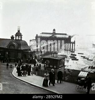 Histoire de l'Angleterre vers 1900 avec des villes et villages de Seaside du Sud-est de la Grande-Bretagne. Découvrez les plages et les navires de guerre qui ont fréquenté les ports et le sanctuaire des côtes côtières. Découvrez les débuts de l'ère victorienne et édouardienne des villes de Kentish et Hampshire, notamment Brighton, Eastbourne, Isle of Wight, Margate, Portsmouth, South end et Yarmouth. Banque D'Images