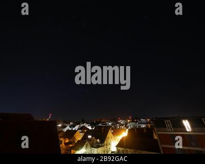 Laupheim, Allemagne: Panorama de nuit avec des étoiles sur la ville Banque D'Images