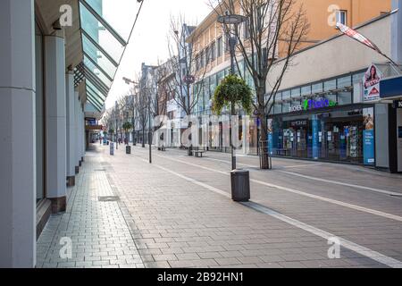 Neuwied, Allemagne - 20 mars 2020: Lieu vide et commerces fermés dans le centre ville de Neuwied basé sur la pandémie de Corona Banque D'Images