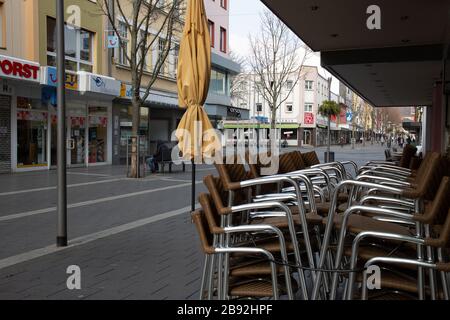 Neuwied, Allemagne - 20 mars 2020: Lieu vide et commerces fermés dans le centre ville de Neuwied basé sur la pandémie de Corona Banque D'Images