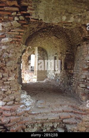 A l'intérieur d'un portier dans les murs de l'ancienne ville de Nicopolis, construit par Augustus César (anciennement Octavian) pour commémorer sa victoire sur les flottes de Mark Antony et Cleopatra dans la bataille navale d'Actium, qui a eu lieu à proximité. Près de Preveza, Epirus, Grèce. Nicopolis a un statut provisoire de site du patrimoine mondial de l'UNESCO. Banque D'Images