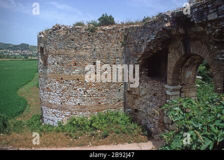 Une porte dans les murs de l'ancienne ville de Nicopolis, construite par Augustus César (anciennement Octavian) pour commémorer sa victoire sur les flottes de Mark Antony et Cleopatra dans la bataille navale d'Actium, qui a eu lieu à proximité. Près de Preveza, Epirus, Grèce. Nicopolis a un statut provisoire de site du patrimoine mondial de l'UNESCO. Banque D'Images