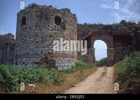 Une porte dans les murs de l'ancienne ville de Nicopolis, construite par Augustus César (anciennement Octavian) pour commémorer sa victoire sur les flottes de Mark Antony et Cleopatra dans la bataille navale d'Actium, qui a eu lieu à proximité. Près de Preveza, Epirus, Grèce. Nicopolis a un statut provisoire de site du patrimoine mondial de l'UNESCO. Banque D'Images