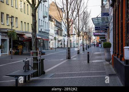 Neuwied, Allemagne - 20 mars 2020: Lieu vide et commerces fermés dans le centre ville de Neuwied basé sur la pandémie de Corona Banque D'Images