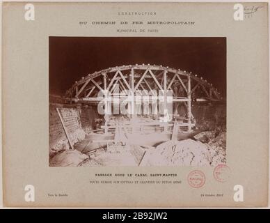 Construction / fer de route Metropolitan / Municipal Paris. / passage sous le Canal Saint-Martin / coffre-fort remise sur les cintres et la construction de béton armé. Voir les travaux du toit du passage sous le canal Saint-Martin Amonyme. Construction / du chemin de fer métropolitaine / ville de Paris. / passage sous le Canal Saint-martin/ Voûte remise sur les cintres et le chant du béton ARmé. 'Vue des travaux de la voûte du passage sous le canal Saint-Martin'. Rage au gélatino-bromure d’argent. En 1901-10-24-1901-10-24. Paris, musée Carnavalet. Banque D'Images