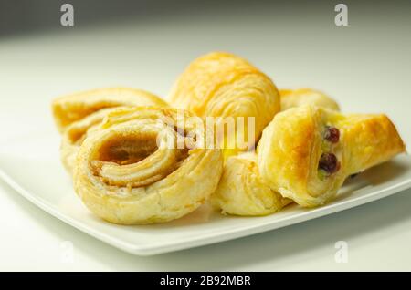 Assortiment de pâtisseries traditionnelles douces mini danoises sur la plaque, délicieux desserts Banque D'Images