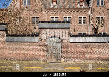 Gent, Belgique - 22 mars 2020 : le béguinage Saint Elisabeth ou Groot Begijnhof est classé au patrimoine mondial de l'UNESCO Banque D'Images