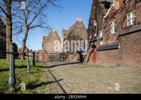 Gent, Belgique - 22 mars 2020 : allée du béguinage Saint Elisabeth, patrimoine mondial de l'UNESCO. Banque D'Images