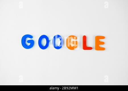 GOOGLE écrit dans différents blocs de lettre de couleur sur un fond blanc isolé Banque D'Images