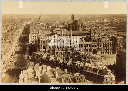 Vue sur les toits en direction de l'Hôtel de Ville détruit le 4ème arrondissement, Paris vue des tois en direction de l'hôtel de Ville détruit. Paris (IVème arr.). Photographie anonyme. Rage sur papier alluminé. Paris, musée Carnavalet. Paris, musée Carnavalet. Banque D'Images