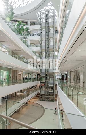 SHANGHAI, CHINE - 10 NOVEMBRE 2018. Ascenseurs panoramiques dans l'atrium d'un nouveau centre commercial LuOne Shanghai. Élévateurs en verre dans White Retail Interior des Banque D'Images