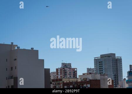 Ville de Buenos Aires, Ville de Buenos Aires, Argentine. 23 mars 2020. INT. Nouvelles du monde. 23 mars 2020. Ville de Buenos Aires, Argentine.- deux hélicoptères surveillent le verrouillage de la ville de Buenos Aires, Argentine, pour arrêter de diffuser la COVID-19. Le gouvernement argentin a ordonné aux résidents de se mettre en quarantaine jusqu'à la fin du mois pour aider à contenir la propagation de la COVID-19. Crédit: Julieta Ferrario/ZUMA Wire/Alay Live News Banque D'Images