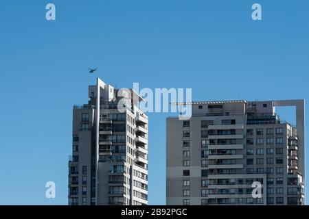 Ville de Buenos Aires, Ville de Buenos Aires, Argentine. 23 mars 2020. INT. Nouvelles du monde. 23 mars 2020. Ville de Buenos Aires, Argentine.- un hélicoptère surveille le verrouillage de la ville de Buenos Aires, Argentine, pour arrêter de répandre la COVID-19.le gouvernement argentin a ordonné aux résidents de se mettre en quarantaine jusqu'à la fin du mois pour aider à contenir la propagation de la COVID-19. Crédit: Julieta Ferrario/ZUMA Wire/Alay Live News Banque D'Images