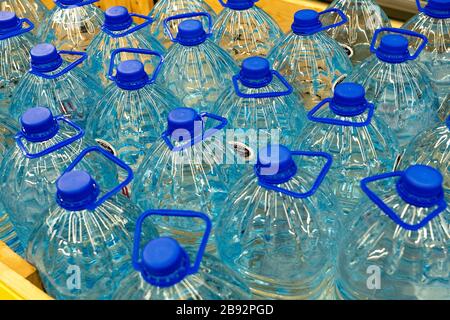 Bouteilles d'eau potable dans un magasin. Lot de bouteilles d'eau en plastique. Banque D'Images