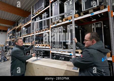 Urmitz, Allemagne. 23 mars 2020. Lars Brennecke, responsable de l'entreprise action Light (l), qui gère normalement la technologie des événements et la construction des stands d'exposition, aide à l'installation de panneaux en plexiglass pour les murs de protection des caisses de supermarché et des cabinets médicaux. Les caissiers dans les supermarchés en particulier peuvent se infecter et ensuite leurs clients avec la maladie pulmonaire corona. (Vers dpa 'Company passe à la production de cloisons pour les caissiers') crédit: Thomas Frey/dpa/Alay Live News Banque D'Images