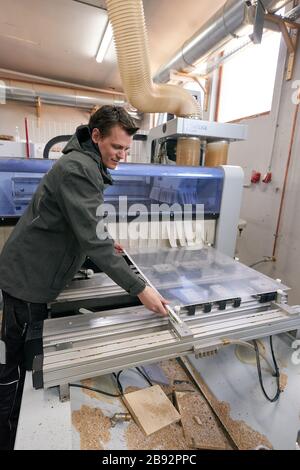 Urmitz, Allemagne. 23 mars 2020. Les employés de l'entreprise action Light, qui gère normalement la technologie des événements et la construction des stands d'exposition, coupent des feuilles de Plexiglas pour les murs de protection des caisses de supermarché et des opérations chirurgicales des médecins. Les caissiers dans les supermarchés en particulier peuvent se infecter et ensuite leurs clients avec la maladie pulmonaire corona. (Vers dpa 'Company passe à la production de cloisons pour les caissiers') crédit: Thomas Frey/dpa/Alay Live News Banque D'Images