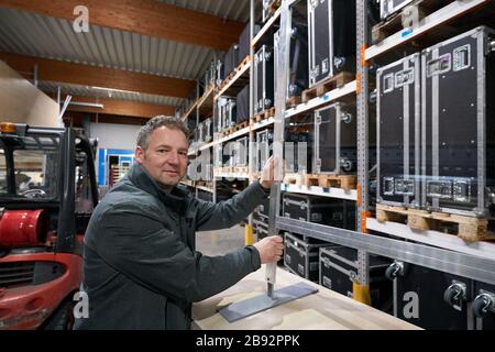 Urmitz, Allemagne. 23 mars 2020. Lars Brennecke, responsable de l'entreprise action Light, qui gère normalement la technologie des événements et la construction des stands d'exposition, aide à l'assemblage de panneaux en plexiglass pour les murs de protection des caisses de supermarchés et des cabinets médicaux. Les caissiers dans les supermarchés en particulier peuvent se infecter et ensuite leurs clients avec la maladie pulmonaire corona. (Vers dpa 'Company passe à la production de cloisons pour les caissiers') crédit: Thomas Frey/dpa/Alay Live News Banque D'Images