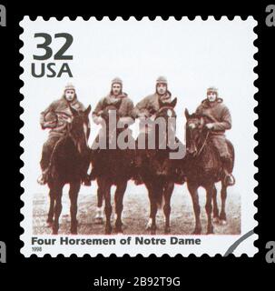 ÉTATS-UNIS d'AMÉRIQUE - VERS 1998: Un timbre-poste imprimé aux États-Unis montrant une image de quatre joueurs de notre Dame Fighting Irish football Team, cir Banque D'Images