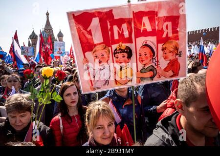 Moscou, Russie. 1 mai 2019. Les participants à la marche du Syndicat du travail consacrée à la Journée internationale de solidarité des travailleurs et à la Journée du printemps et du travail sur la place Rouge dans le centre-ville de Moscou, en Russie Banque D'Images