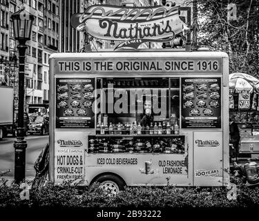Le camion alimentaire de Nathan, qui s'adresse aux clients en dehors de Central Park, New York, Monochrime Banque D'Images