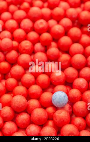 Petites boules de polystyrène de couleur rouge et bleu. Conceptuel pour l'auto-isolation de Covid-19, porteur de maladie, personne infectée, isolée, perdue dans la foule Banque D'Images