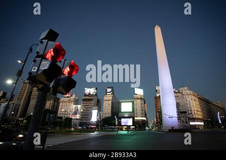 Buenos Aires, Argentine - 23 mars 2020: Feu rouge de trajet et vue du centre-ville de Buenos Aires la nuit sur une ville en quarantaine à Buenos Aires, Argentia Banque D'Images