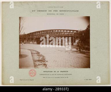Construction / route de fer Metropolitan / Municipal Paris // Boulevard Chapel / rue Carrefour du Faubourg Saint-Denis / installation de la deuxième étendue 44. / par la rue de la Chapelle / 6 juin 1902. Construction de la route Construction du chemin de fer métropolitaine municipale de Paris. Boulevard de la Chapelle Carrefour de la rue du Faubourg. Saint-Denis (Seine-Saint-Denis) mise en place de la deuxième oeuvre de 44 au carrefour du boulevard de la chapelle et de la rue du faubourg. Saint-Denis. Vers la rue de la Chapelle. Paris (XE arr. ), 6 juin 1902. Photographie anonyme. Aristotype. Paris Banque D'Images
