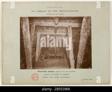 Construction / route Metropolitan News Iron / de Paris / Boulevard Raspail (angle rue Victor considérant) / passage d'une carrière sinkhole / travaux d'une galerie croisée 13 décembre 1902. Construction du chemin de fer Métropolitai Construction du chemin de fer Métropolitain municipal de Paris. Boulevard Raspail (angle de la rue Victor Considérant). Passage d'un fontis de carrière et bateau d'une galerie transversale à la gare Denfert-Rochereau. Paris (XIVe arr. ), 13 décembre 1902. Photographie anonyme. Rage au gélatino-chlorure d'argent. Paris, musée Carnavalet. Banque D'Images