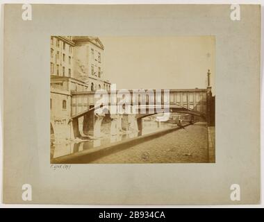 Vue sur le pont couvert reliant l'ancien Hôtel-Dieu dans le bâtiment annexe, situé sur la rive gauche vue de la passerelle couverte dépendant de l'ancien Hôtel-Dieu à son bâtiment annexe situé sur la rive gauche de la poche, Paris. Photographie anonyme. Rage sur papier alluminé. Paris, musée Carnavalet. Paris, musée Carnavalet. Banque D'Images