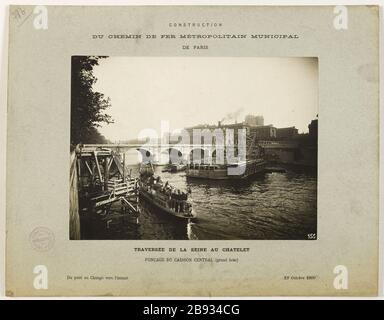 Bâtiment / chemin de fer Metropolitan / Municipal / Paris traverser la Seine à Chatelet / Sinking de la boîte centrale (grand bras) / du Pont au change en amont 23 octobre 1906. Construction du chemin de fer municipal métropolitain par construction du chemin de fer métropolitain municipal de Paris. Traversée de la Seine au Châtelet. Fonçage du caisson central (grands soutiens-gorge) du pont au change traverse de la Seine au Châtelet. Vers l'amont. Paris (Ier arr. ), 23 octobre 1906. Photographie anonyme. Rage au gélatino-bromure d'argent. Paris, musée Carnavalet. Banque D'Images