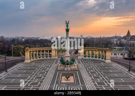 Budapest, Hongrie - vue aérienne de la place des Héros totalement vide au cours de la quarantaine du Coronavirus de 2020 dans la matinée. Château et ville de Vajdahunyad Banque D'Images