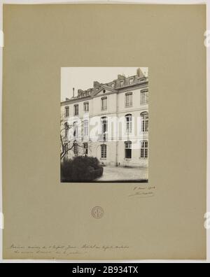 Ancienne maison de l'enfant Jésus - Hôpital pour enfants de Sick - / les vieux bâtiments du jardin. Vieux bâtiments donnant sur le jardin de l'Hôpital Necker-enfants Malades, 15ème arrondissement, Paris Anciens bâtiments donnant sur le jardin de l'hôpital Necker-enfants malades (ancienne maison de l'enfant-Jésus). Paris (XVe arr. ). Photo de Jean Barry. Rage au gélatino-bromure d'argent. Paris, musée Carnavalet. Banque D'Images