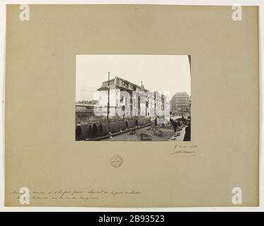 Ancienne maison de l'enfant Jésus - Hôpital pour enfants malades - / bâtiments anciens sur la rue de Vaugirard. Anciens bâtiments de la rue Vaugirard Necker-enfants Malades, 15ème arrondissement, Paris Anciens bâtiments de la rue de Vaugirard appartageant à l'hôpital Necker-enfants malades (ancienne maison de l'enfant-Jésus). Paris (XVe arr. ). Photo de Jean Barry. Rage au gélatino-bromure d'argent. Paris, musée Carnavalet. Banque D'Images