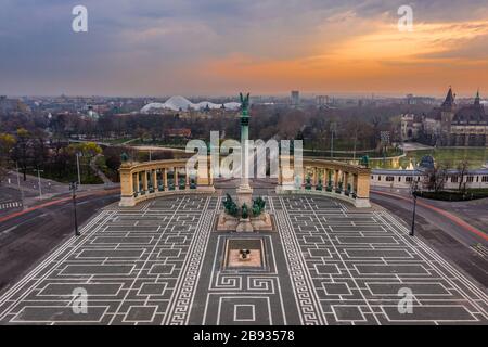 Budapest, Hongrie - vue aérienne de la place des Héros totalement vide au cours de la quarantaine du Coronavirus de 2020 dans la matinée. Château et ville de Vajdahunyad Banque D'Images