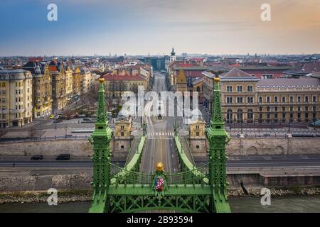 Budapest, Hongrie - vue aérienne sur le pont Liberty et les rues vides du boulevard Vamhaz (Vamhaz korut), de la place Fovam et de la salle du marché central. Pas de personne Banque D'Images