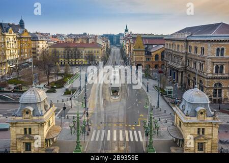 Budapest, Hongrie - vue aérienne de la place Fovam et des rues totalement vides du boulevard Vamhaz (Vamhaz korut) et de la salle du marché central. Pas de gens et de qu’ Banque D'Images