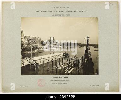 Construction / le chemin de fer Metropolitan / Municipal / Paris Viaduc Passy / batterie dans le grand bras / (côté de l'île Swan) / en amont du 1er juillet 1904. Construction du chemin de fer Metropolitan City de Paris : stack dans le gran Anonyme. Construction / du chemin de fer Métropolitain / commune de Paris / Viaduc de Passy / pile dans les grands soutiens-gorge / (côté de l'île des Cygnes) / vers l'amont 1 er juillet 1904. 'Construction du chemin de fer Métropolitain municipal de Paris : pile dans les grands soutiens-gorge, viaduc de Passy, 16ème arrondissement'. Rage au gélatino-bromure d'argent. En 1904-07-01-1904-07-0 Banque D'Images