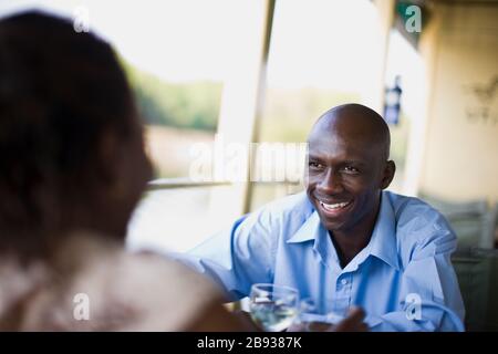 Jeune adulte homme assis avec sa femme. Banque D'Images