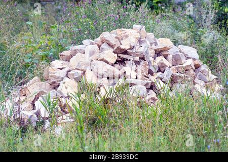 Un tas de pierres grises dans l'herbe verte Banque D'Images