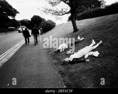 AJAXNETPHOTO. PLYMOUTH, DEVON, ANGLETERRE. - LE TEMPS EST ÉCOULÉ - LES GENS SE REPOSANT SUR UN REMBLAI HERBACÉ.PHOTO:JONATHAN EASTLAND/AJAX REF:98 Banque D'Images