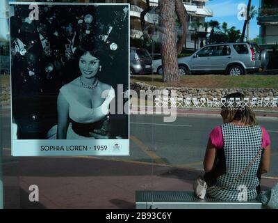 AJAXNETPHOTO. CANNES, FRANCE. - EN ATTENTE D'UN BUS - AFFICHE REPRÉSENTANT L'ACTRICE SOPHIA LOREN DÉCORE UN ARRÊT DE BUS SUR LE BOULEVARD PRÈS DE LA CROISETTE.PHOTO:JONATHAN EASTLAND/AJAX REF:GXR163110 6516 Banque D'Images