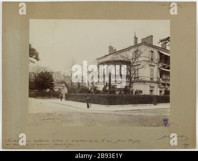 Vue sur les deux ronds-points situés au bout de la rue Jean Goujon / à l'angle de l'avenue Montaigne. Devant de la Maison, rue Bolt, 8ème arrondissement, Paris. Barry, Jean. Vue des deux quartiers à l'extrmité de la rue Jean Goujon, / au coin de l'avenue Montaigne. 'Façade de maison, rue Goujon, 8ème arrondissement, Paris'. Aristotype. En 1899-05-1899-05. Paris, musée Carnavalet. Banque D'Images