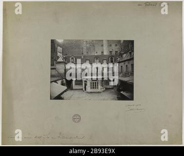 Cour d'un ancien hôtel n° 20 rue Ferdinand Duval. Vue sur la cour d'un hôtel 20 rue Ferdinand Duval, 4ème arrondissement, Paris Barry, Jean. Cour d'un ancien hôtel N°20 rue Ferdinand Duval. 'Vue de la cour d'un hôtel 20 rue Ferdinand Duval, 4ème arrondissement, Paris'. Rage sur papier alluminé. En 1904-1904. Paris, musée Carnavalet. Banque D'Images