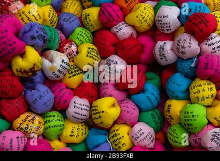 Une photo de gros plan des talismans Kukurizaru colorés qui sont utilisés dans le temple Yasaka Kōshin-dō. Banque D'Images