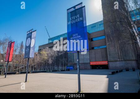 Londres, Royaume-Uni. 23 mars 2020. La zone maintenant vide à l'extérieur de l'avant de thé Tate Modern - Anti Coronavirus (Covid 19) éclosion à Londres. Crédit: Guy Bell/Alay Live News Banque D'Images