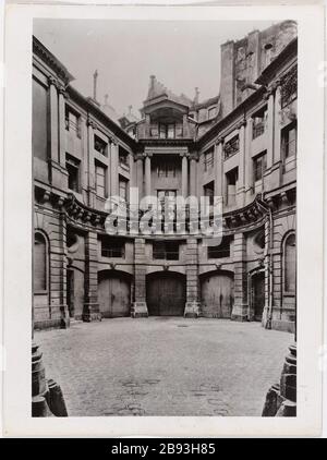 La cour de l'hôtel Beauvais / Hôtel Beauvais / propriété de la Ville de Paris. Court Hotel à Beauvais, 68 rue François Miron, 4ème arrondissement, Paris. 'Cour de l'Hôtel de Beauvais, 68 rue François-Miron, Paris (IVème arr.)'. Photo d'Albert Cayeux. Rage au gatinobromure d’argent. Entre 1941 et 1943. Paris, musée Carnavalet. Banque D'Images