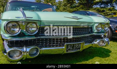 Gros plan sur l'avant d'un classique Cadillac coupé de Ville de 1959 avec sa grille de radiateur très décorée Banque D'Images