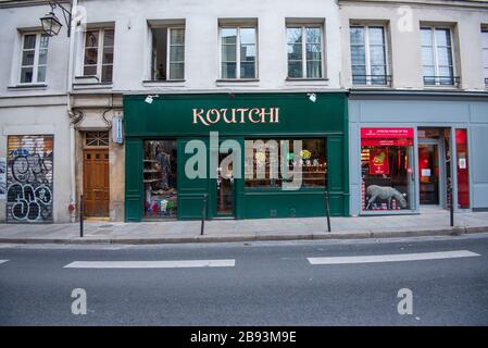 Marais, Paris, France --4 novembre 2017. Une photo ultra grand angle prise en dehors d'une boutique de cadeaux dans le quartier du Marais à Paris. Banque D'Images