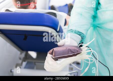 Doctor holding fresh pour la transfusion de sang de donneur Banque D'Images